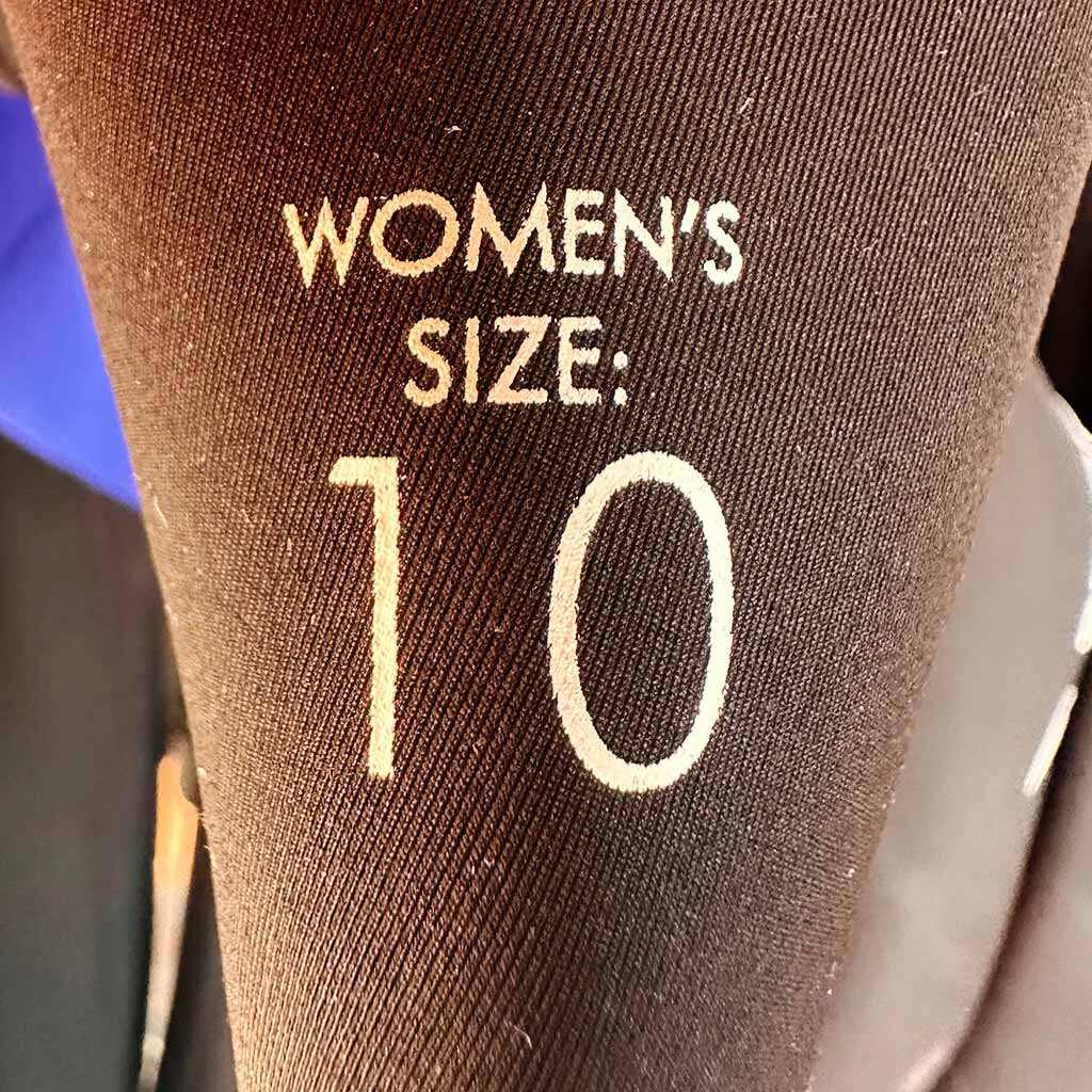 Detalle de la talla de un neopreno disponible para alquilar
