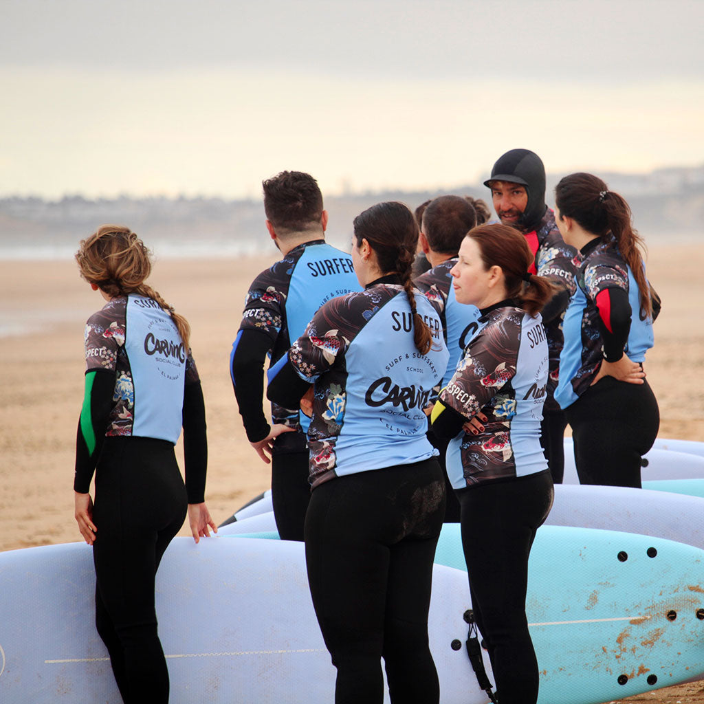 Grupo de adultos durante un Surfcamp en El Palmar