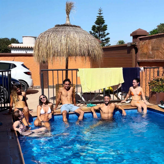 Exterior de la Surfhouse de Carving Social Club con piscina y zonas de descanso en El Palmar.