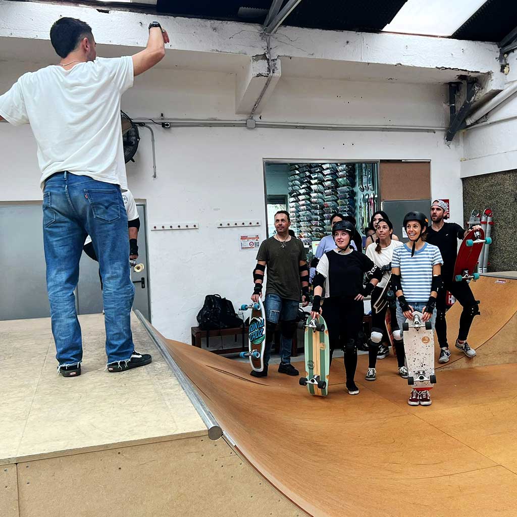Clase Grupal Surfskate en Skatepark | Nivel Iniciación | Mad Ramps - Carving Social Club