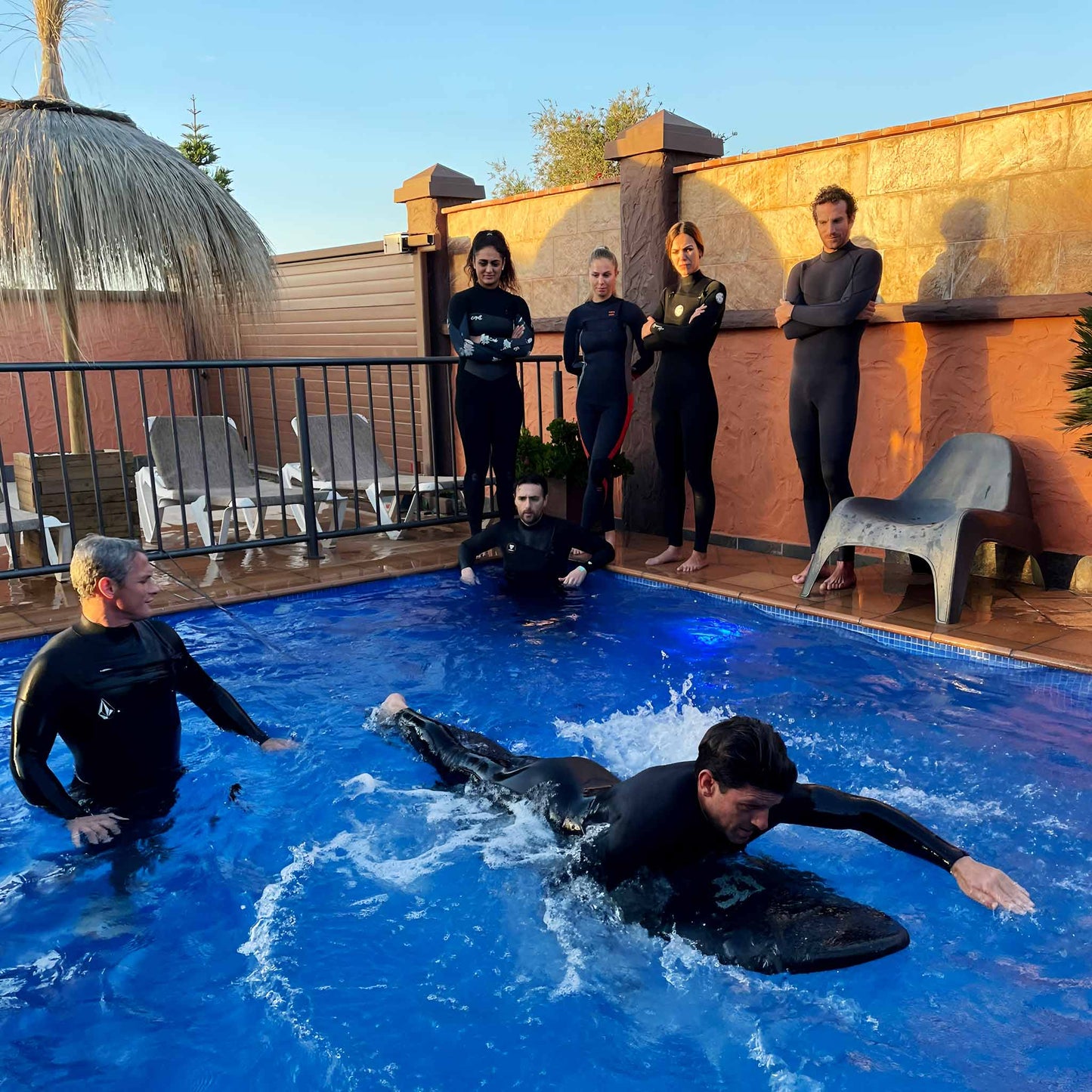 Alumnos de nivel intermedio practicando remada en la piscina durante el camp de tecnificación