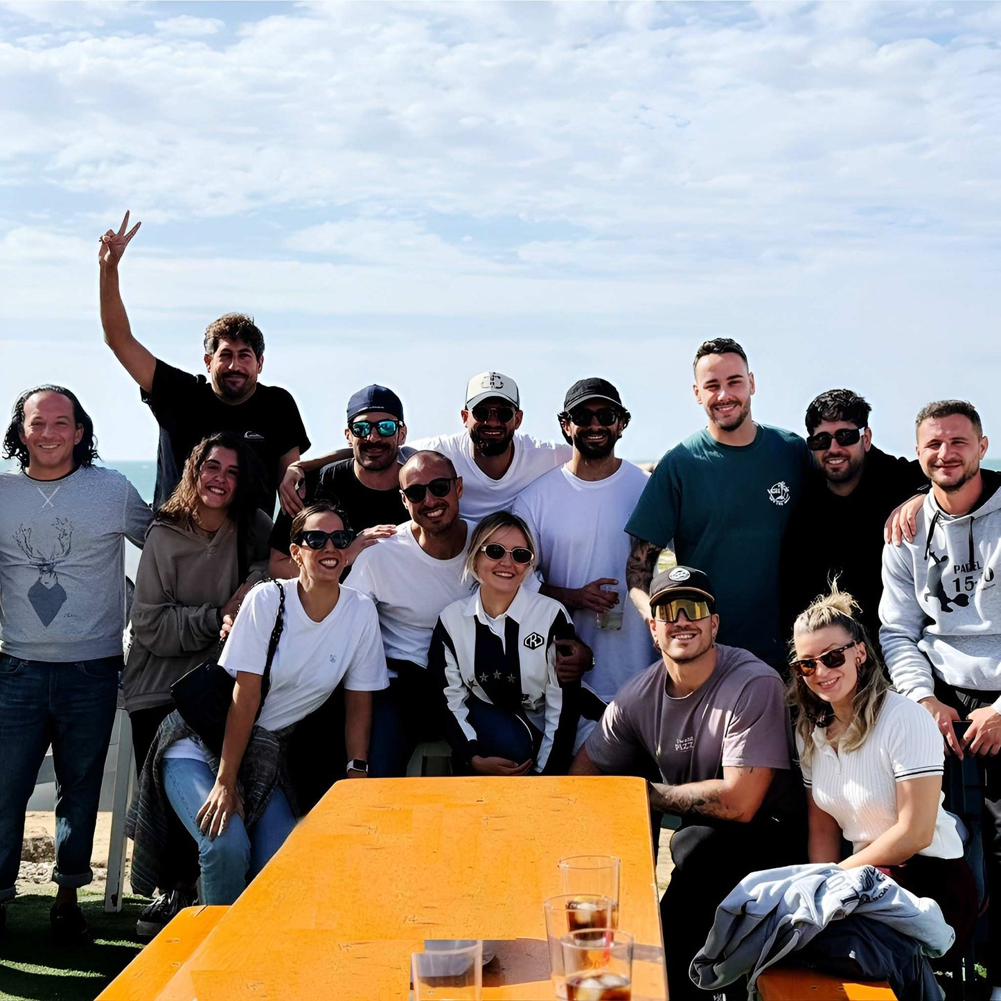 Viajeros compartiendo momentos en El Palmar durante un puente festivo