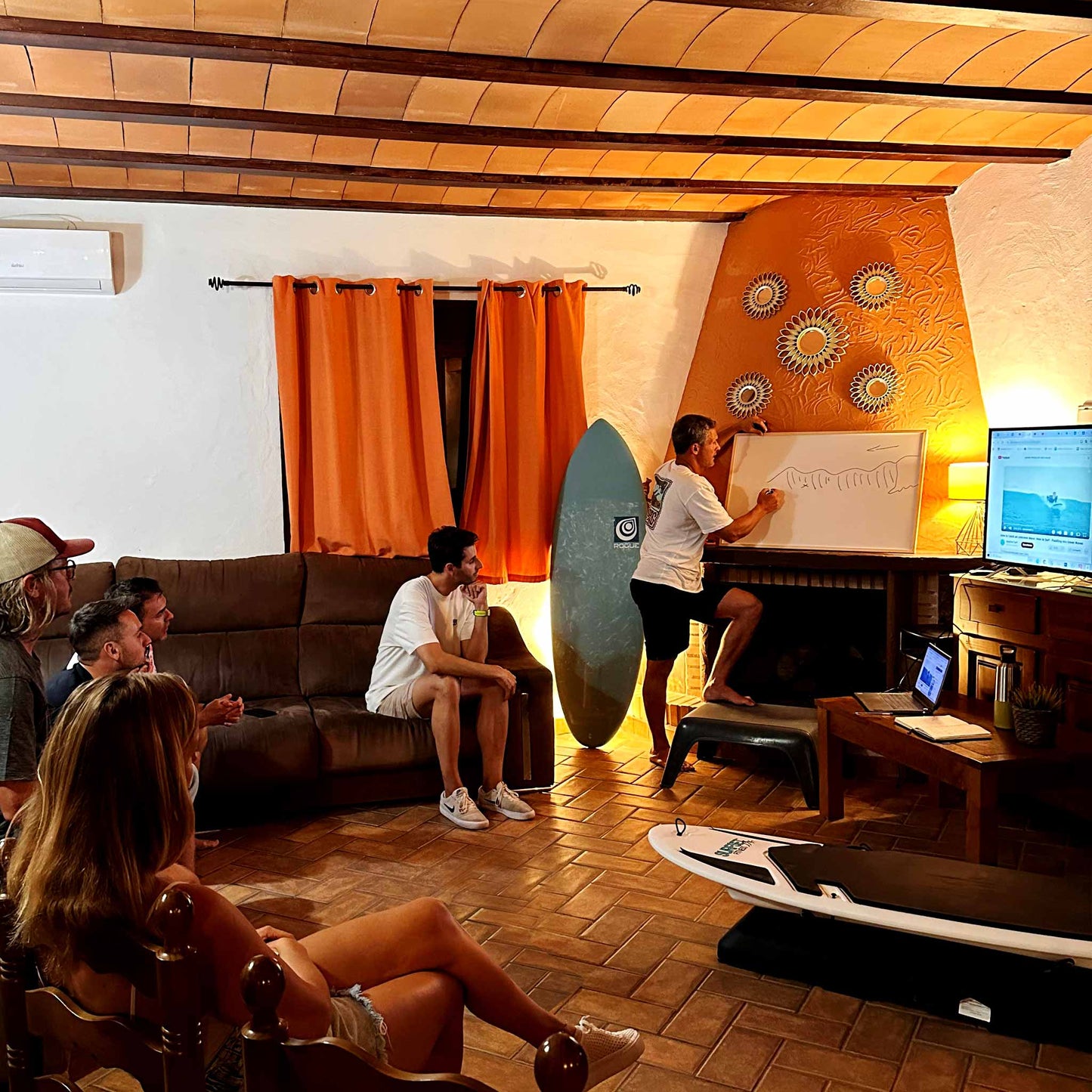 Sesión de teoria y vídeo-corrección personalizada para corregir errores técnicos en el surfcamp.