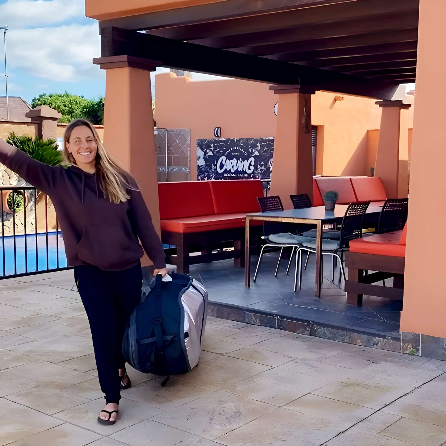 Ariane Ochoa surfista profesional en la SurfhouseCarving Social Club en El Palmar