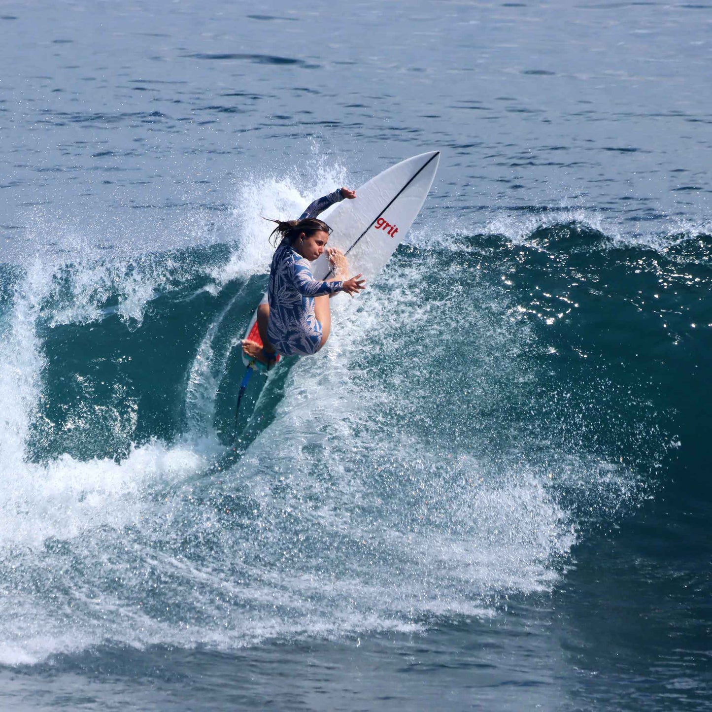 Ariane Ochoa surfista profesional realizando una maniobra