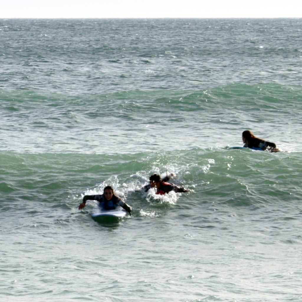 Monitor y alumno durante una clase privada de surf en El Palmar