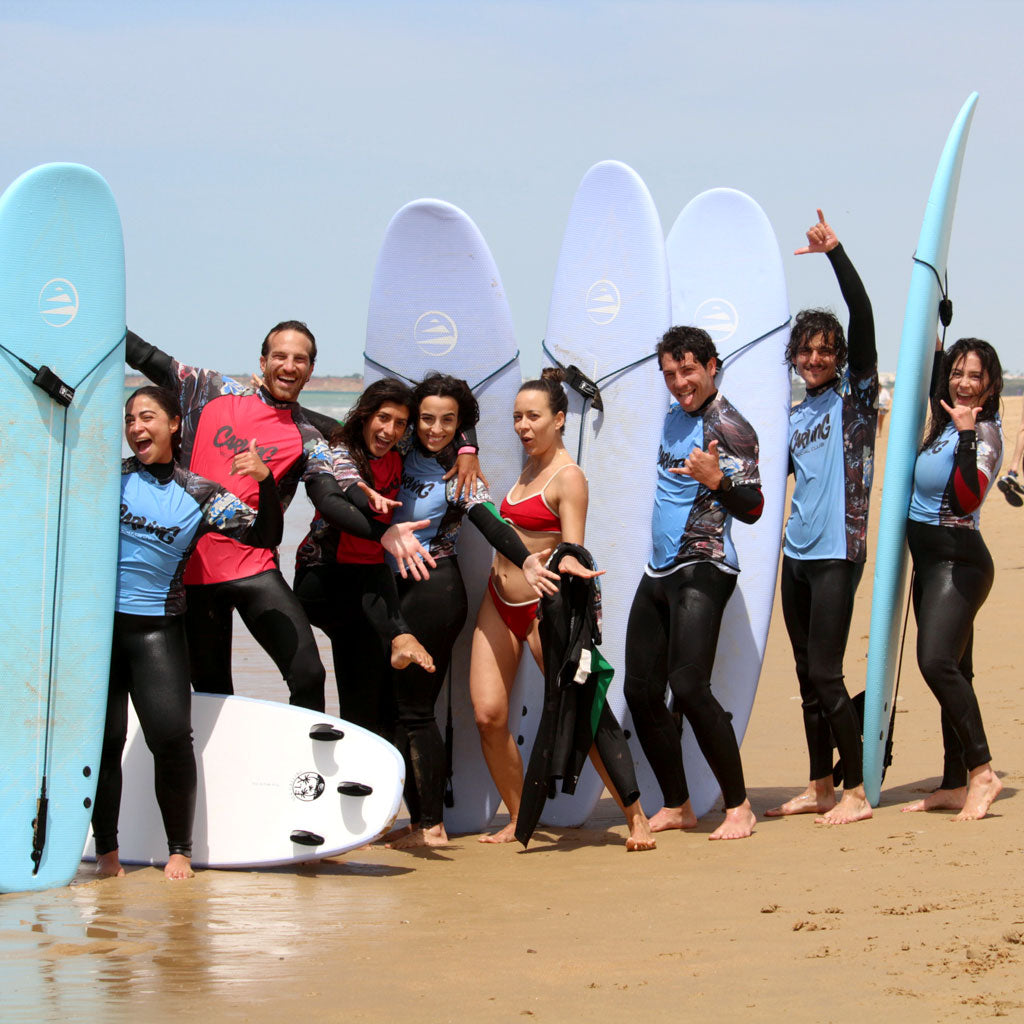 Alumnos durante una clase de surf en El Palmar