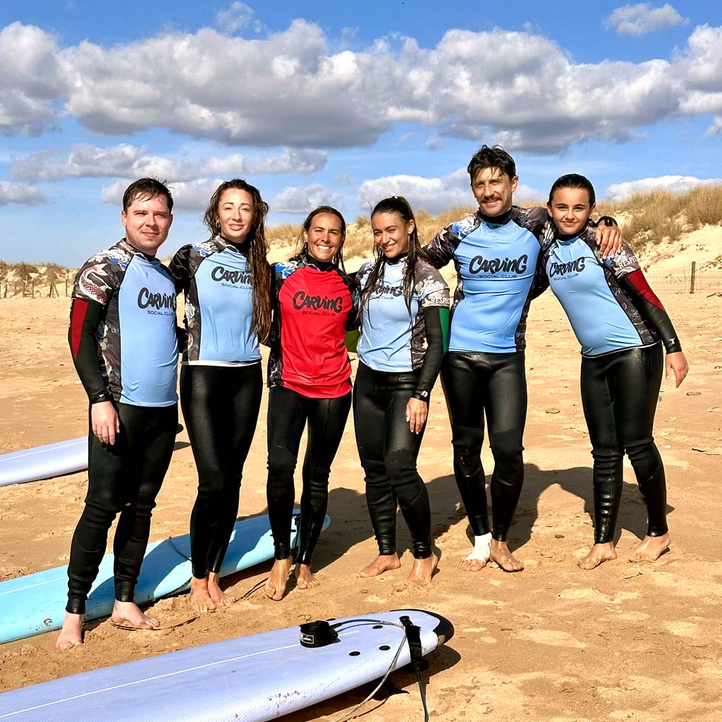 Alumnos durante una clase de surf en El Palmar