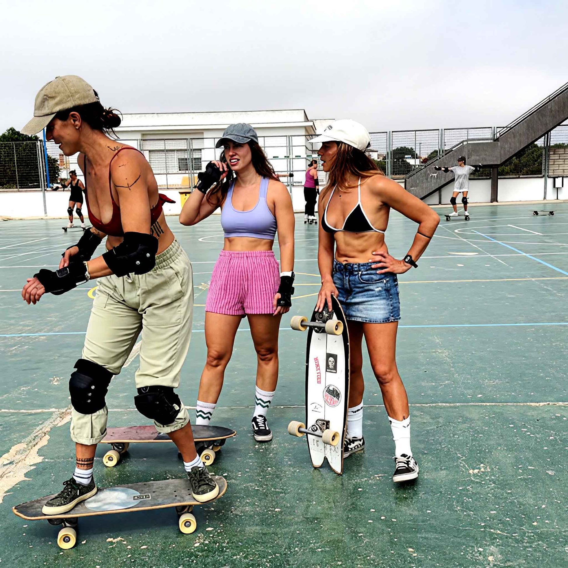 Práctica de surfskate en El Palmar para mejorar el equilibrio y el bombeo fuera del agua