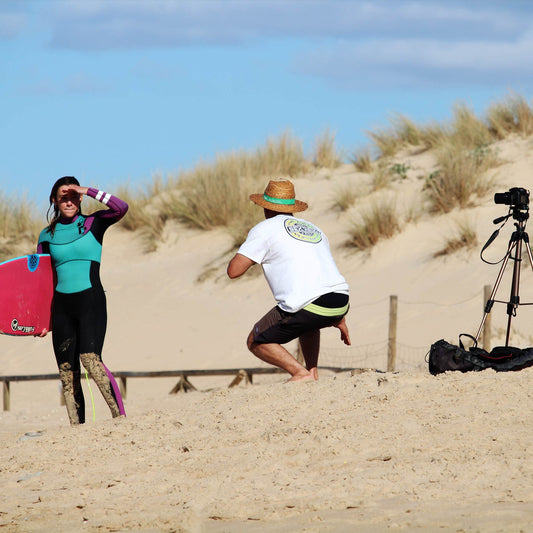 El coach Miguel Rodríguez dando instrucciones de técnica y lectura de ola a un alumno.