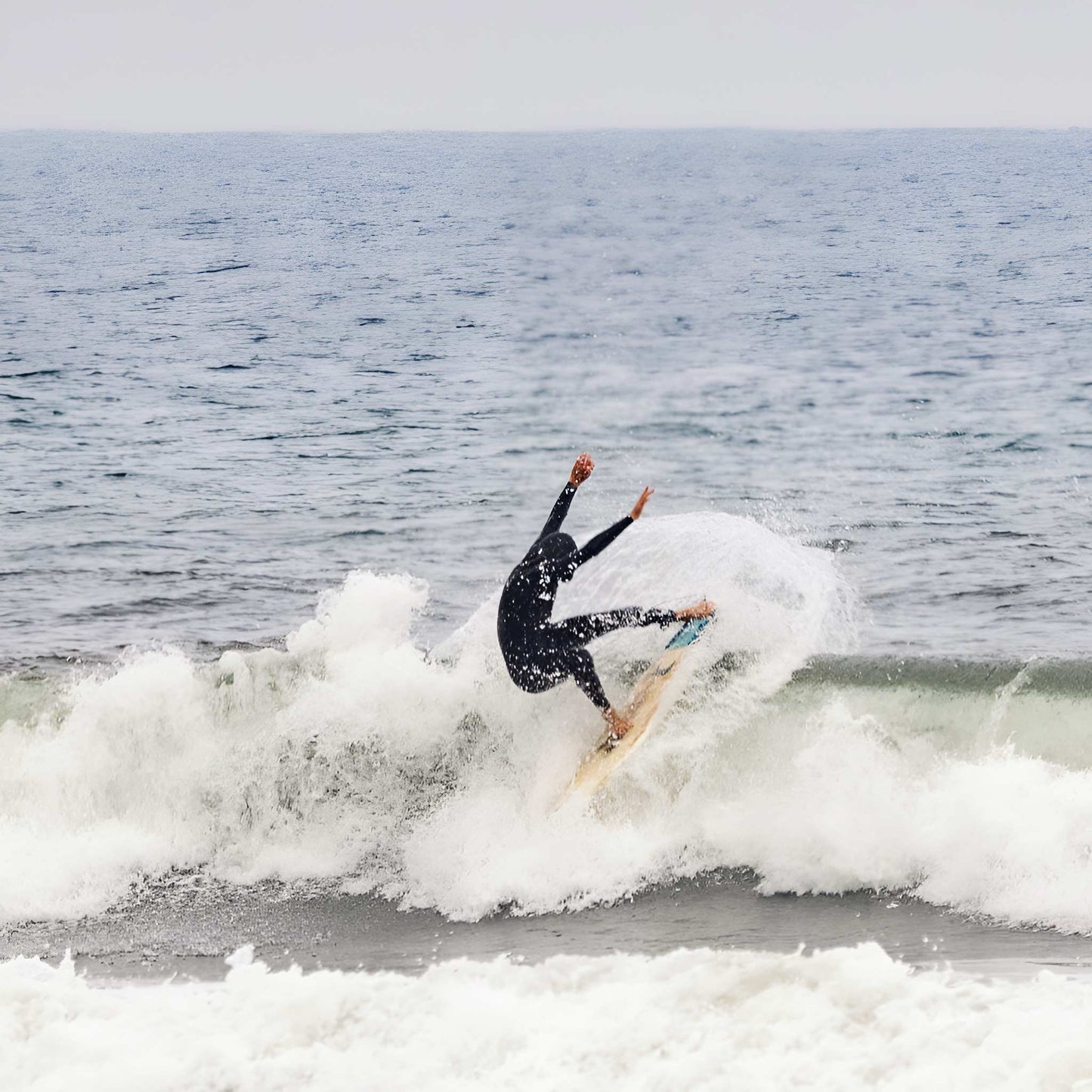 Ariane Ochoa surfista profesional en el Surfcamp Celebrity de Carving Social Club en El Palmar