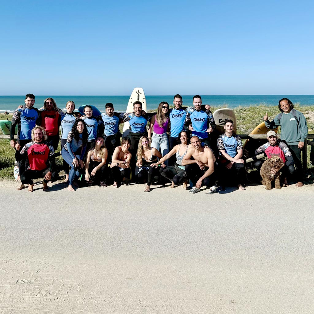 Surfista recorriendo una ola en El Palmar