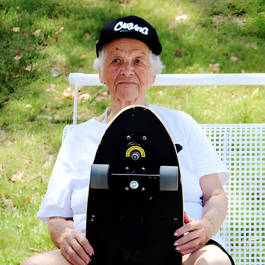 Schwarze 5-Panel-Cap mit weißem gesticktem Logo