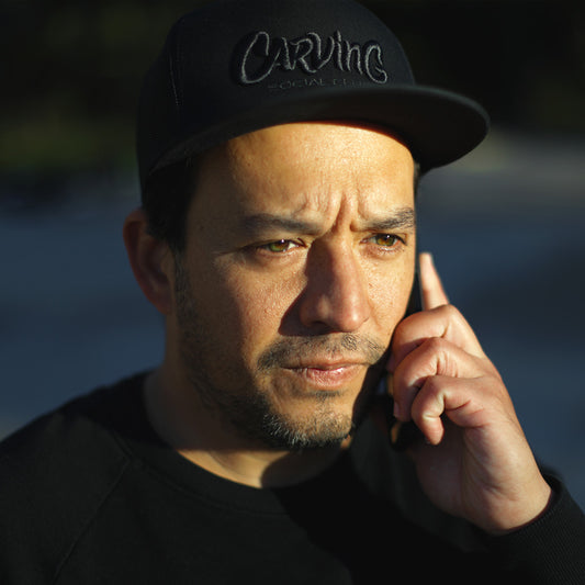 Schwarze Trucker-Cap mit schwarzem gesticktem Logo