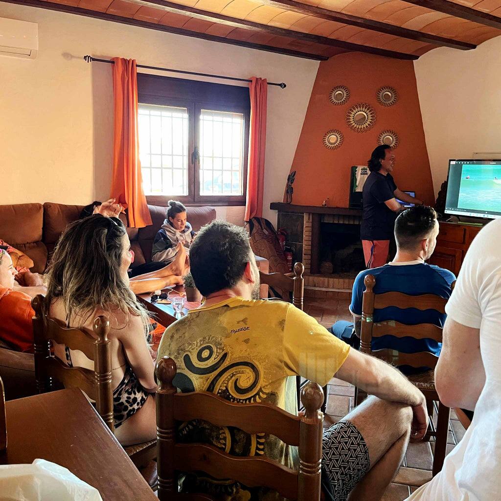 Sesión profesional de vídeo-análisis para mejorar la técnica de los alumnos del surfcamp.