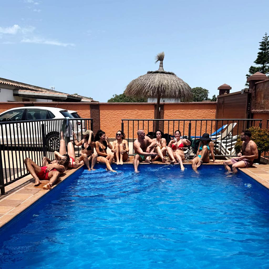 Piscina y zona exterior de la Surfhouse en El Palmar