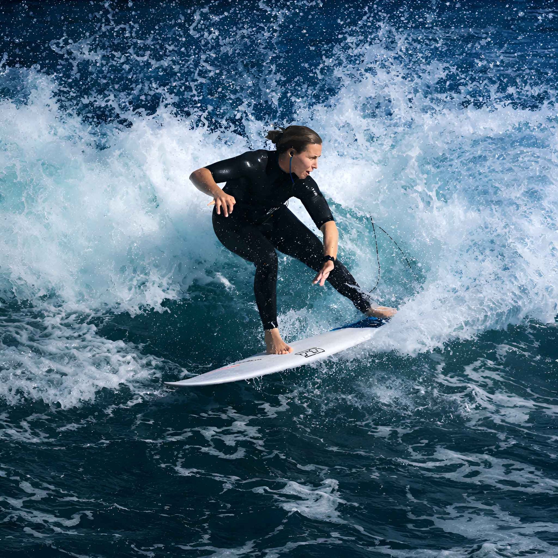 Ariane Ochoa surfista profesional en el Surfcamp Celebrity de Carving Social Club en El Palmar