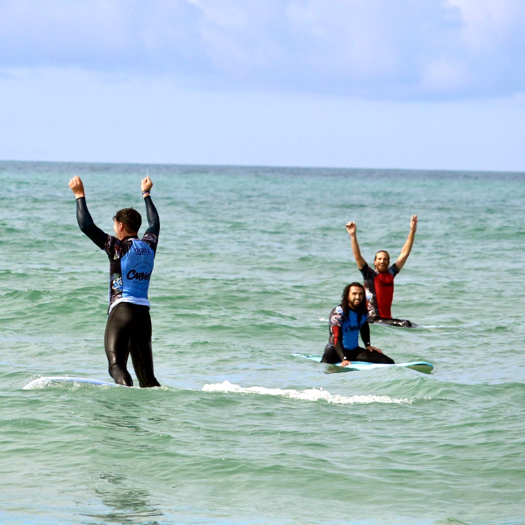 Surfista recorriendo una ola en El Palmar