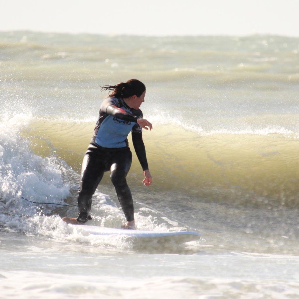 Surfista recorriendo una ola en El Palmar