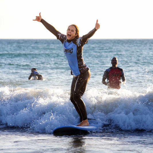Emoción y alegria de surfear la primera ola en surfcamp en el palmar