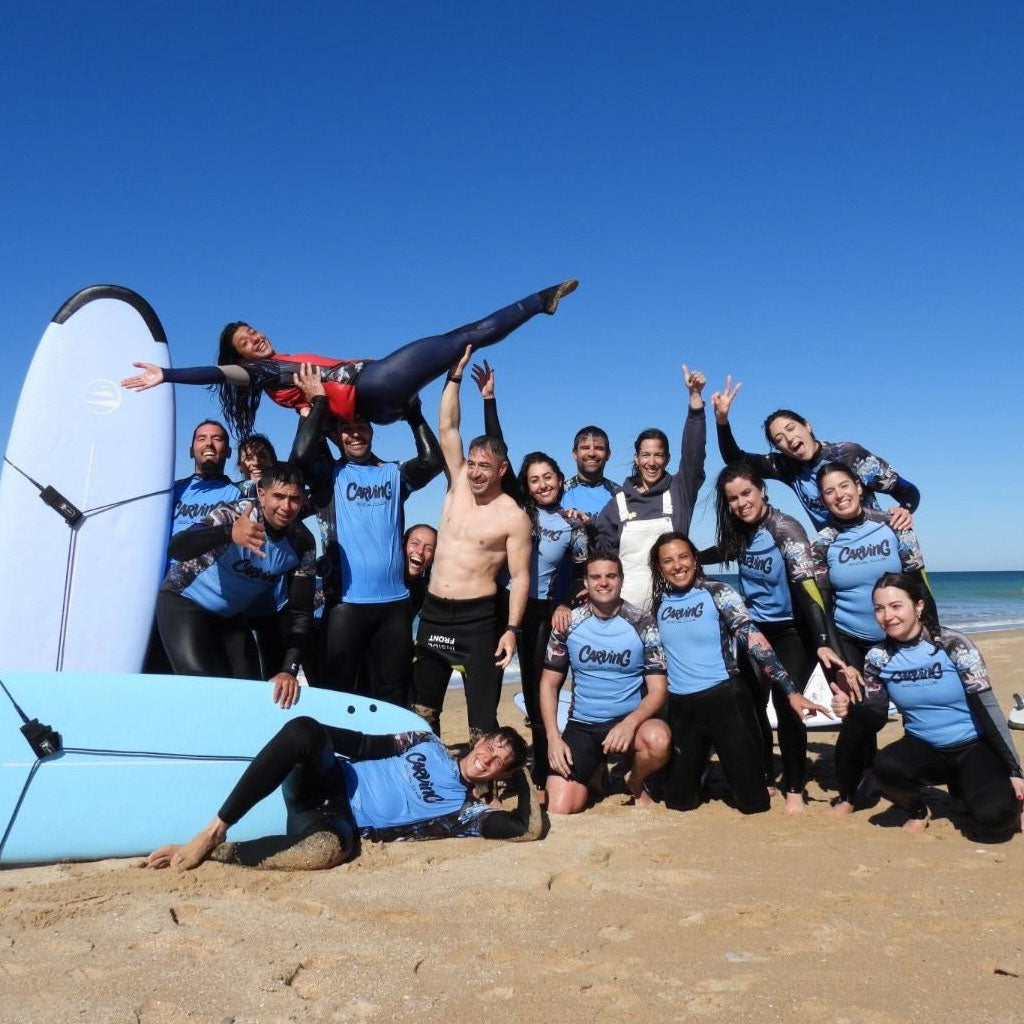 Grupo de adultos durante un Surfcamp en El Palmar