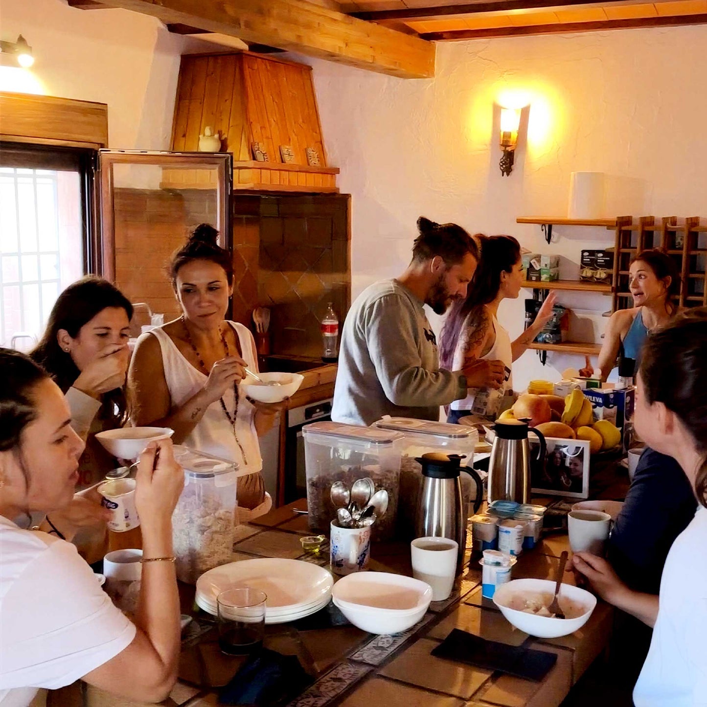 Cocina amplia y acogedora de la Surfhouse, ideal para los desayunos y socializar tras el surf