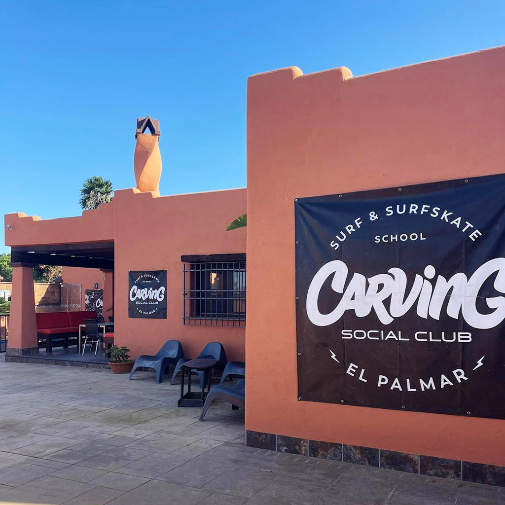 Exterior de la surfhouse Carving Social Club en El Palmar