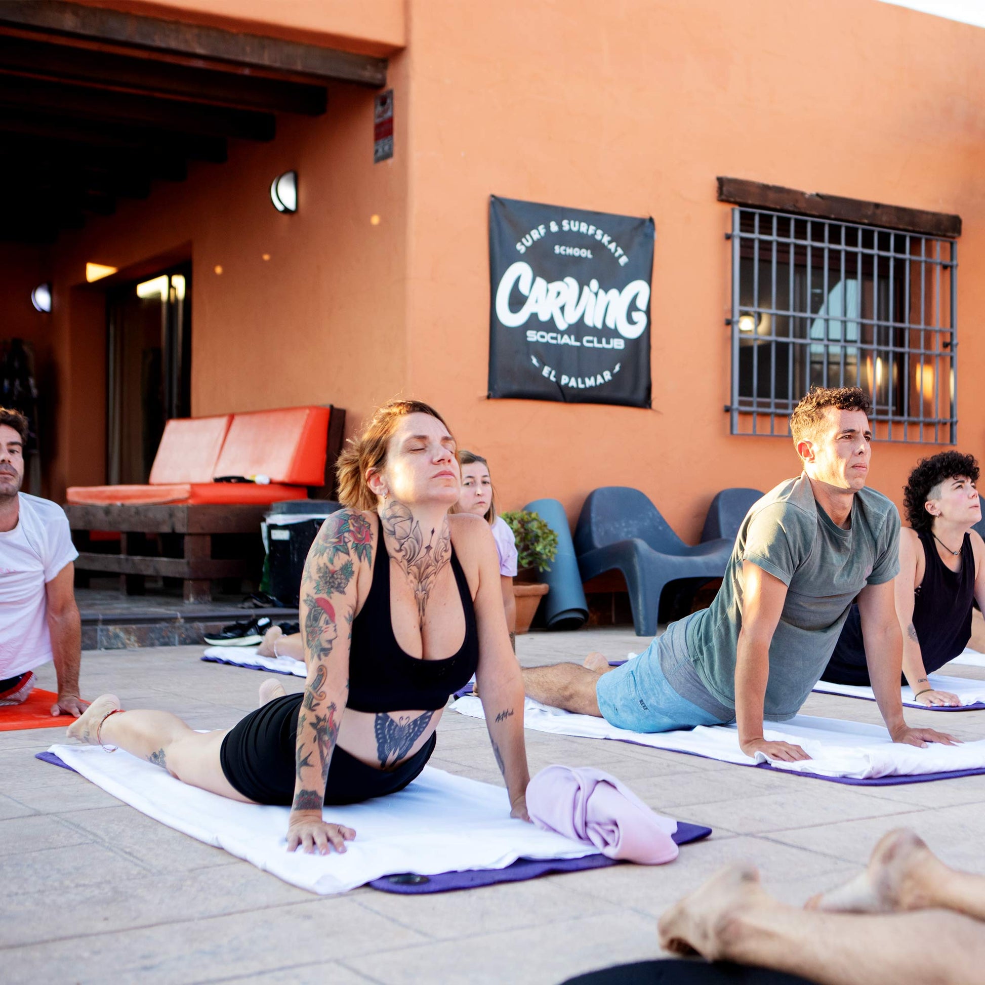 Zona de piscina y actividades en la Surfhouse, ideal para desconectar en festivos