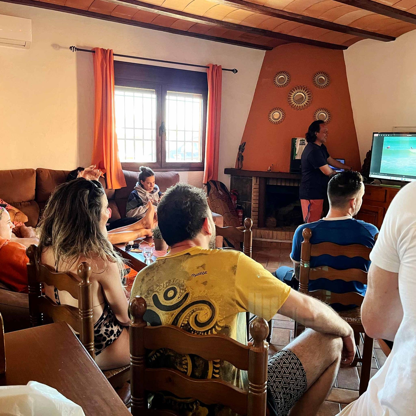 Sesión profesional de vídeo-análisis para mejorar la técnica de los alumnos del surfcamp.