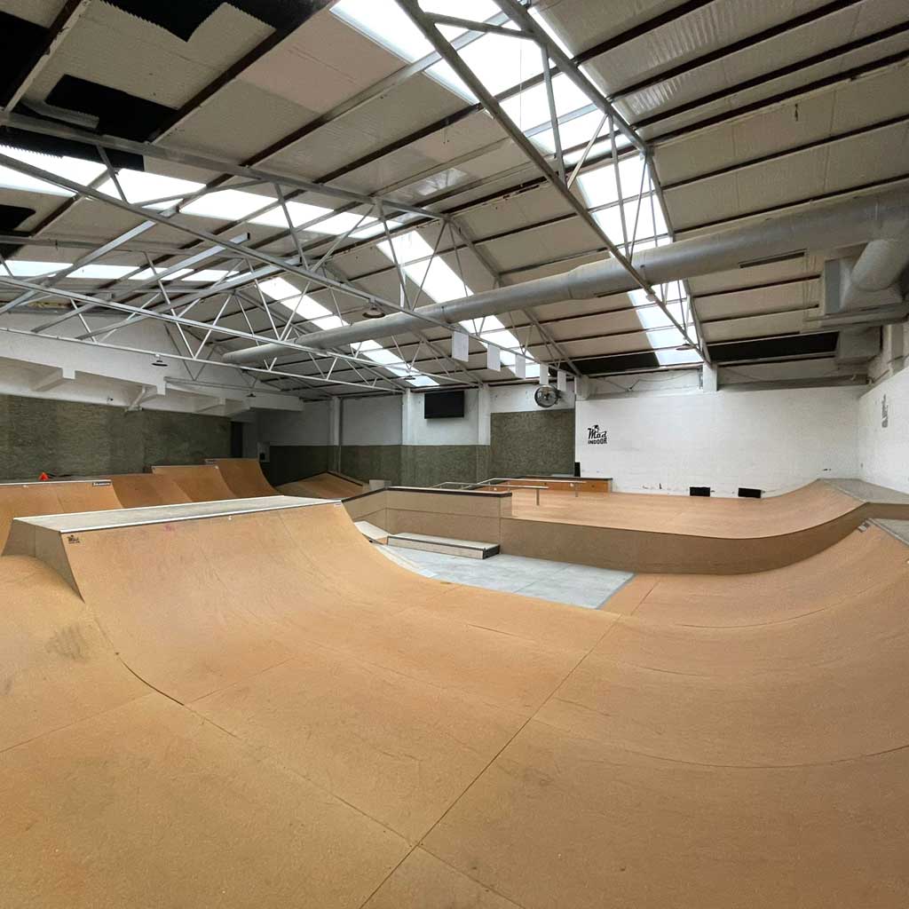 Clase Grupal Surfskate en Skatepark | Mad Ramps - Carving Social Club