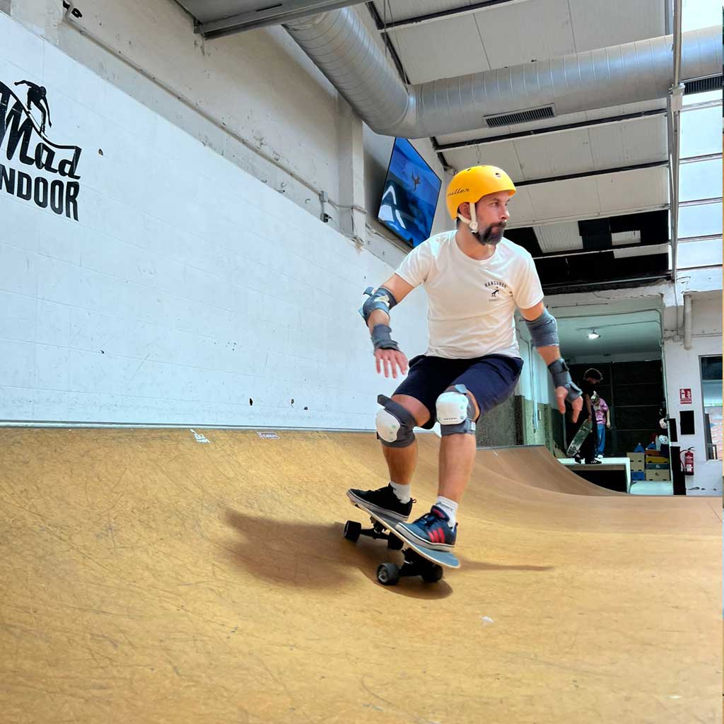 Clase Grupal Surfskate en Skatepark | Mad Ramps - Carving Social Club