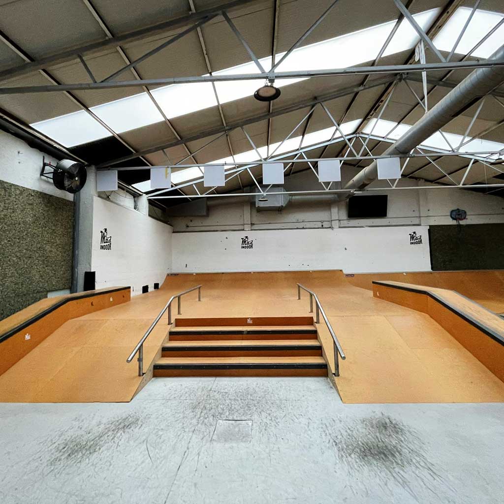 Clase Grupal Surfskate en Skatepark | Mad Ramps - Carving Social Club