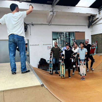 Clase Grupal Surfskate en Skatepark | Mad Ramps - Carving Social Club