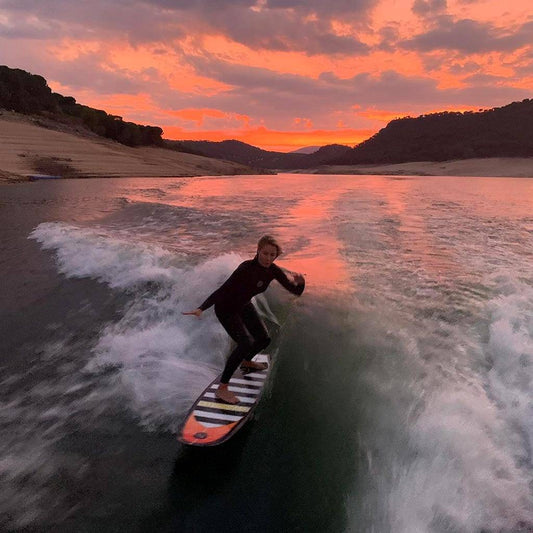 Sesión de Wake Surf Embalse de San Juan Madrid - Carving Social Club